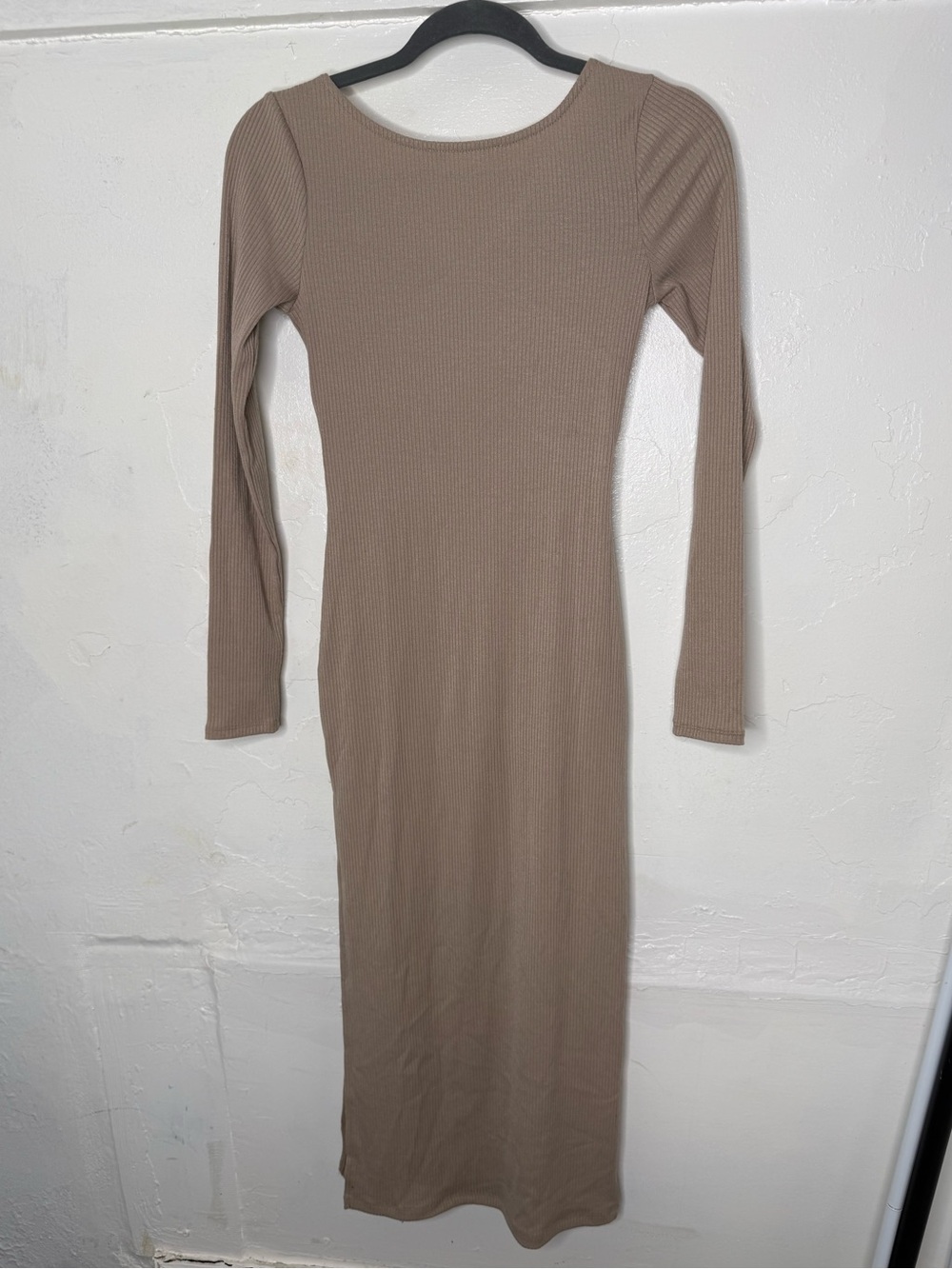 ASTR Long Sleeve V-Back Ribbed Midi Dress in Light Beige NEW Size Small Cross - Picture 10 of 10
